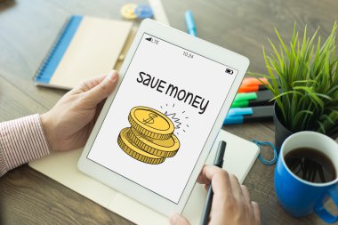 Tablet kullanan adam