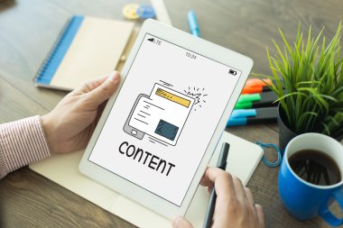 Tablet kullanan adam