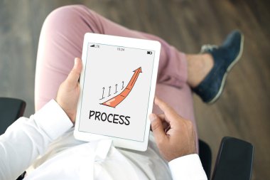 Tablet kullanan adam