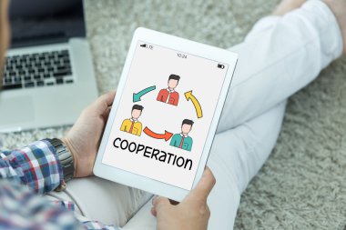 Tablet kullanan adam