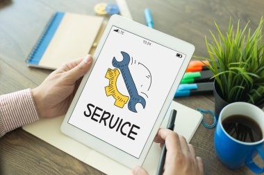 Tablet kullanan adam