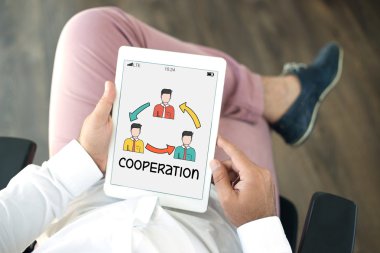 Tablet kullanan adam