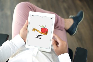 Tablet kullanan adam