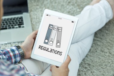 Tablet kullanan adam