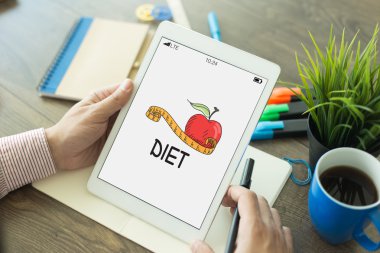 Tablet kullanan adam