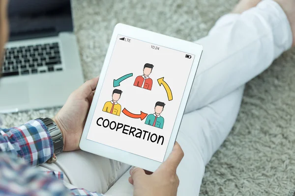 Tablet kullanan adam