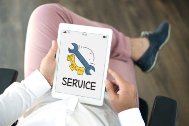 Tablet kullanan adam