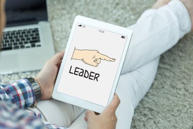 Tablet kullanan adam