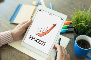 Tablet kullanan adam