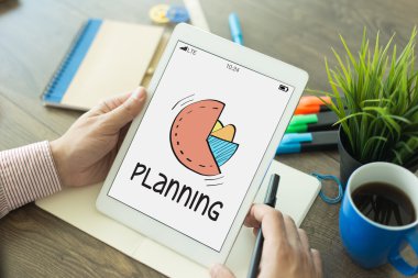 Tablet kullanan adam