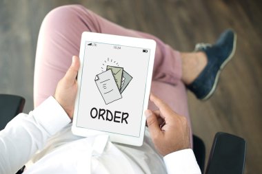 Tablet kullanan adam