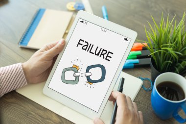 Tablet kullanan adam