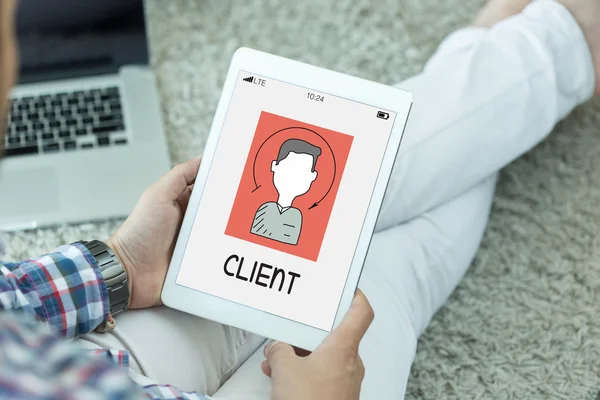 Tablet kullanan adam