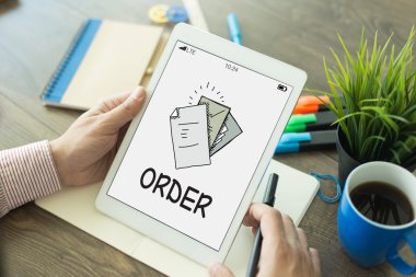 Tablet kullanan adam