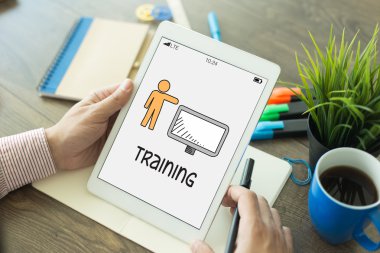 Tablet kullanan adam