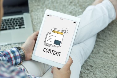 Tablet kullanan adam