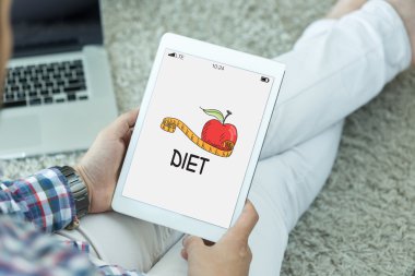 Tablet kullanan adam