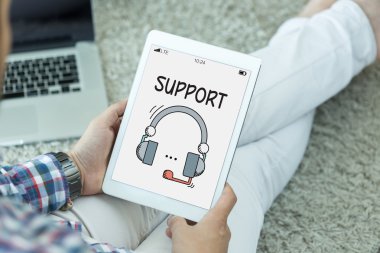 Tablet kullanan adam 