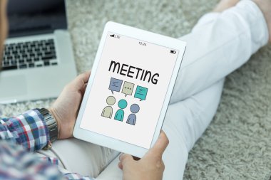 Tablet kullanan adam