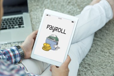 Tablet kullanan adam 