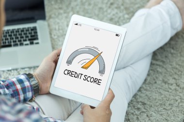 Tablet kullanan adam