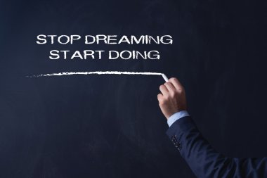 işadamı tahtaya yazma