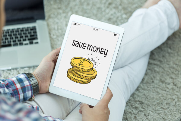 человек с помощью планшета