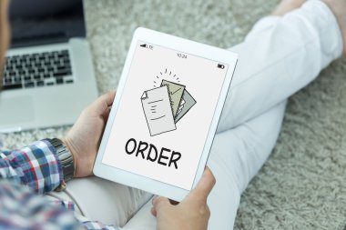 Tablet kullanan adam