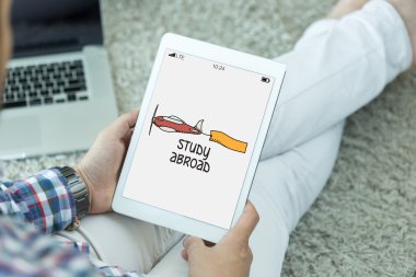 Tablet kullanan adam 