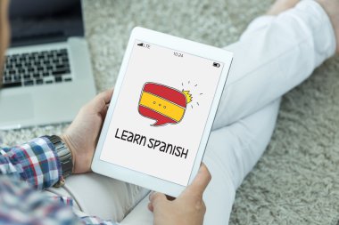 Tablet kullanan adam