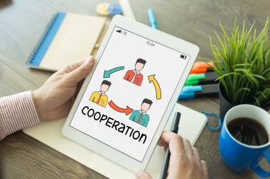 Tablet kullanan adam