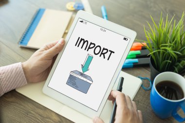 Tablet kullanan adam