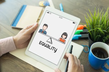 Tablet kullanan adam