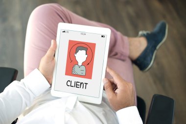 Tablet kullanan adam