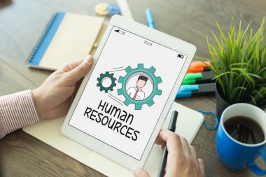 Tablet kullanan adam