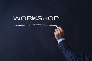 işadamı tahtaya yazma