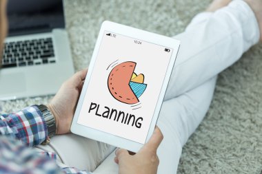 Tablet kullanan adam