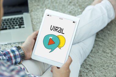 Tablet kullanan adam