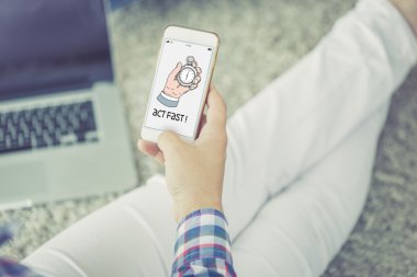 Erkek eller akıllı telefonu tutuyor.