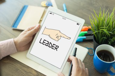 Tablet kullanan adam