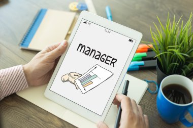 Tablet kullanan adam 