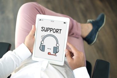 Tablet kullanan adam 