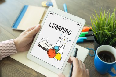 Tablet kullanan adam