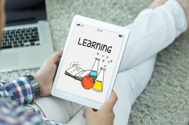 Tablet kullanan adam