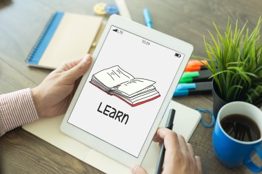 Tablet kullanan adam