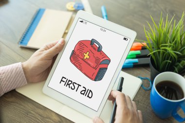 Tablet kullanan adam