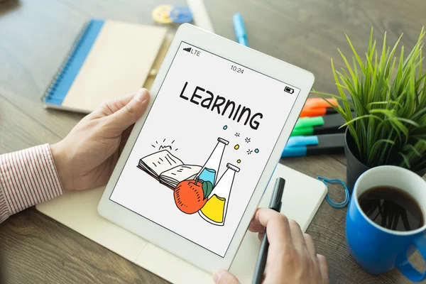 Tablet kullanan adam