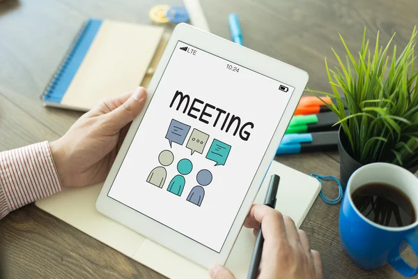 Tablet kullanan adam