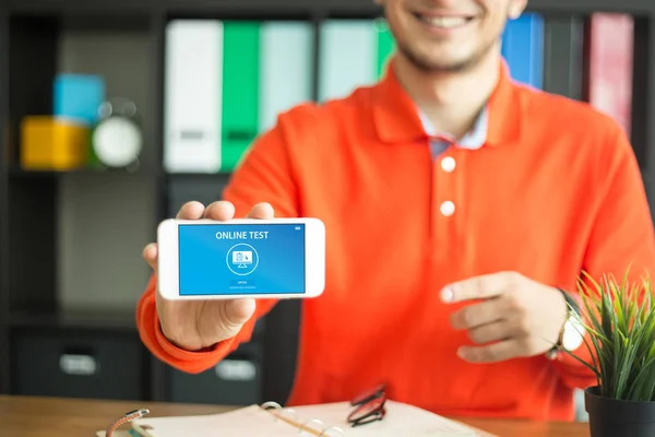 Hombre sosteniendo teléfono inteligente en la mano — Foto de Stock