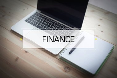 Dizüstü bilgisayar ofiste. 